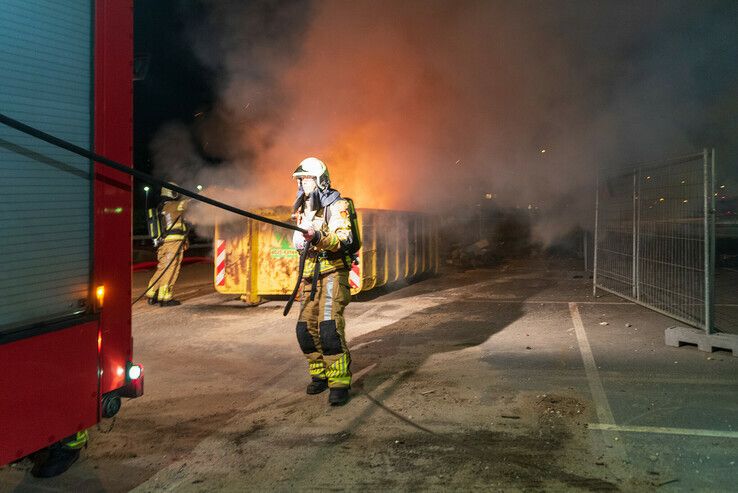 Bouwcontainer in brand op Oostzeelaan - Foto: Peter Denekamp