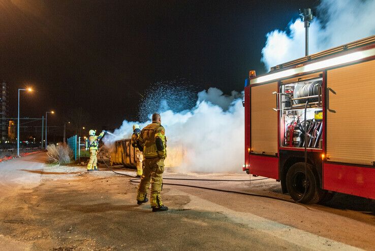 Bouwcontainer in brand op Oostzeelaan - Foto: Peter Denekamp