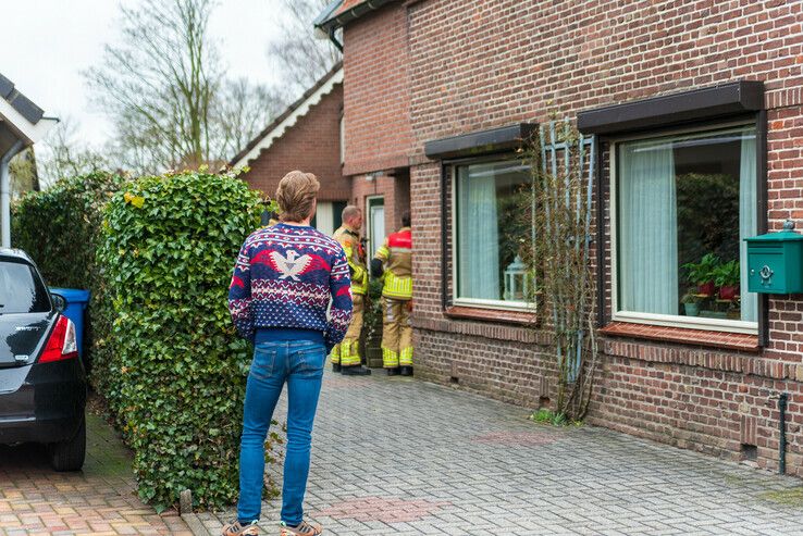 Brandweer rukt uit voor brandlucht in woning in Zwolle-Zuid - Foto: Peter Denekamp