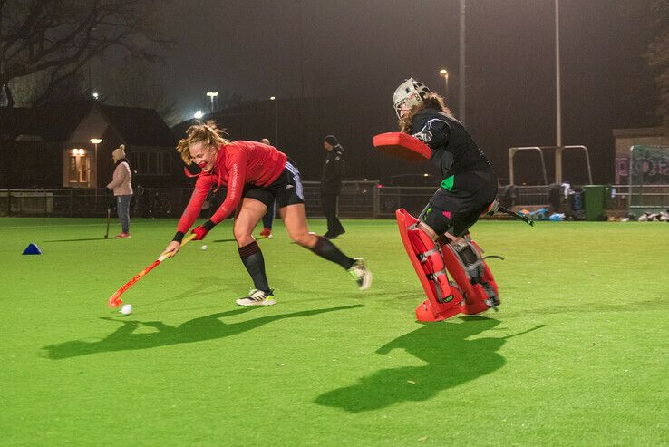 Zwolse tophockeyvrouwen dartelen weer in de wei - Foto: Peter Denekamp