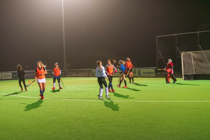 Zwolse tophockeyvrouwen dartelen weer in de wei - Foto: Peter Denekamp