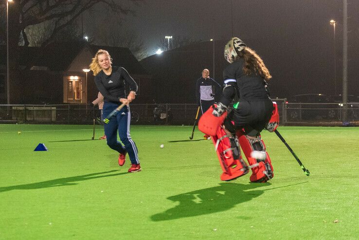 Zwolse tophockeyvrouwen dartelen weer in de wei - Foto: Peter Denekamp