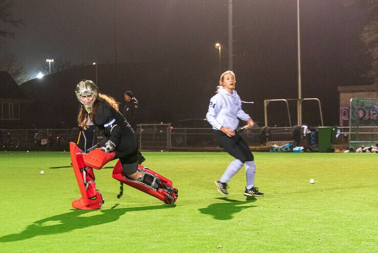 Zwolse tophockeyvrouwen dartelen weer in de wei - Foto: Peter Denekamp