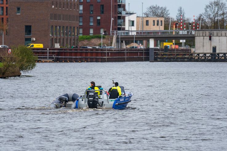 Politie neemt bootje in beslag op Zwarte Water - Foto: Peter Denekamp