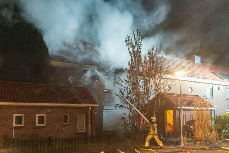 Man aangehouden bij woningbrand in Zeeheldenbuurt - Foto: Peter Denekamp