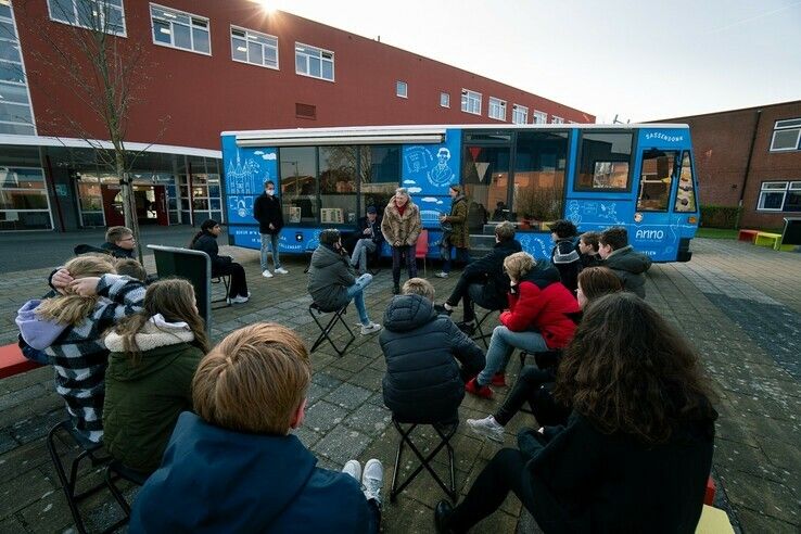 De Zwolse Verhalenbus rijdt door de stad - Foto: André van der Meulen