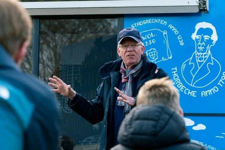 De Zwolse Verhalenbus rijdt door de stad - Foto: André van der Meulen