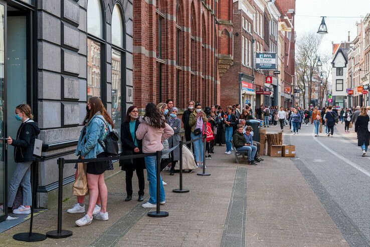 Terrassen en winkels open, Zwolle komt weer tot leven - Foto: Peter Denekamp