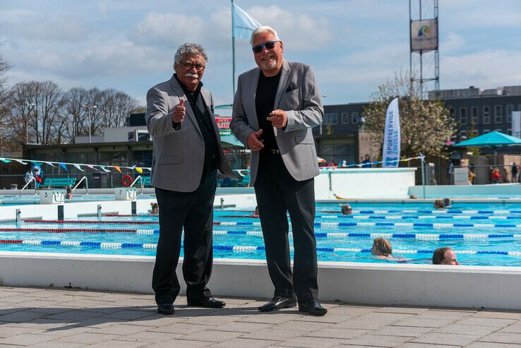 Zwemmers kunnen weer hun baantjes trekken in Openluchtbad Zwolle - Foto: Peter Denekamp
