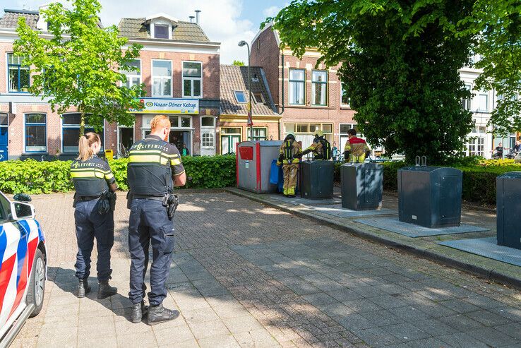 Jerrycan gedumpt in papiercontainer in Assendorp - Foto: Peter Denekamp