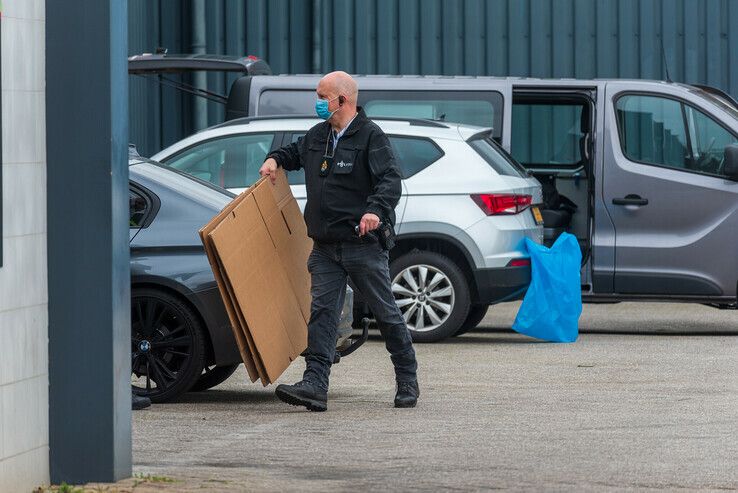 Politie en belastingdienst doen invallen bij bedrijven op de Marslanden - Foto: Peter Denekamp