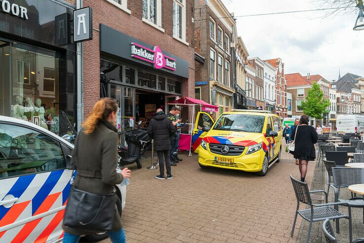 Bestelbus rijdt over voet van wandelaar in Diezerstraat - Foto: Peter Denekamp