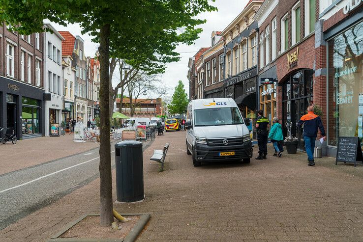 Bestelbus rijdt over voet van wandelaar in Diezerstraat - Foto: Peter Denekamp