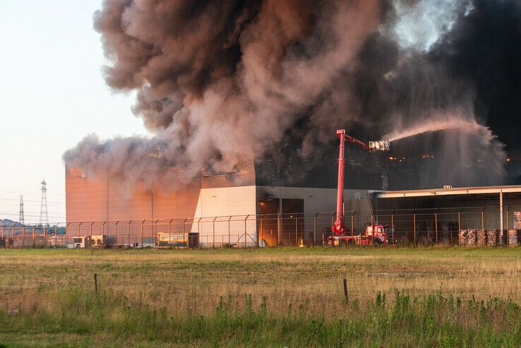 Zeer grote brand in recyclebedrijf op Hessenpoort - Foto: Peter Denekamp
