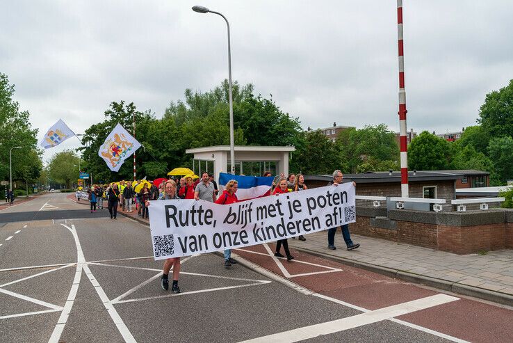 Coronaprotest: Marcheren voor vrijheid rond Zwolse binnenstad - Foto: Peter Denekamp