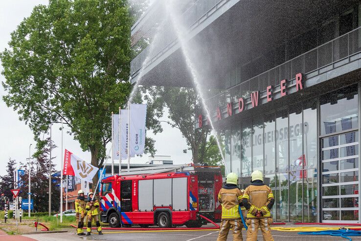 Emotionele herdenking bij brandweerkazerne in Zwolle - Foto: Peter Denekamp