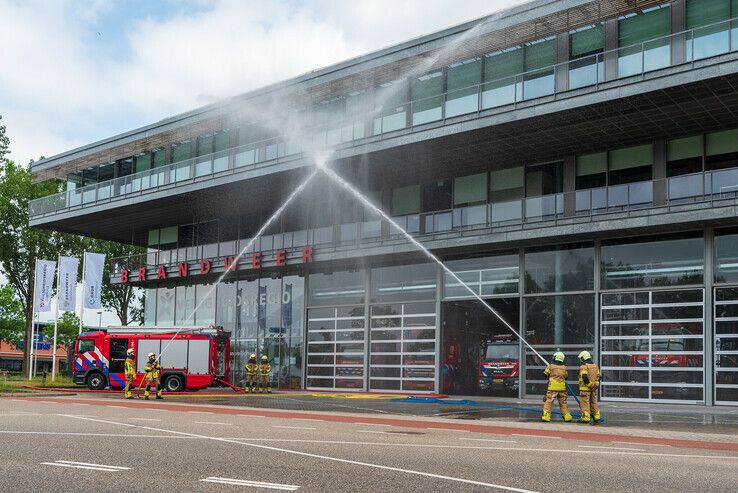 Emotionele herdenking bij brandweerkazerne in Zwolle - Foto: Peter Denekamp