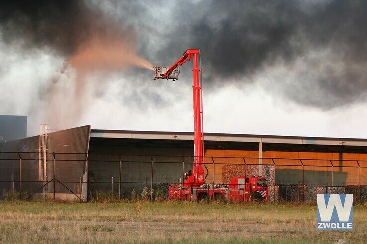 Zeer grote brand in recyclebedrijf op Hessenpoort - Foto: Arjen van der Zee
