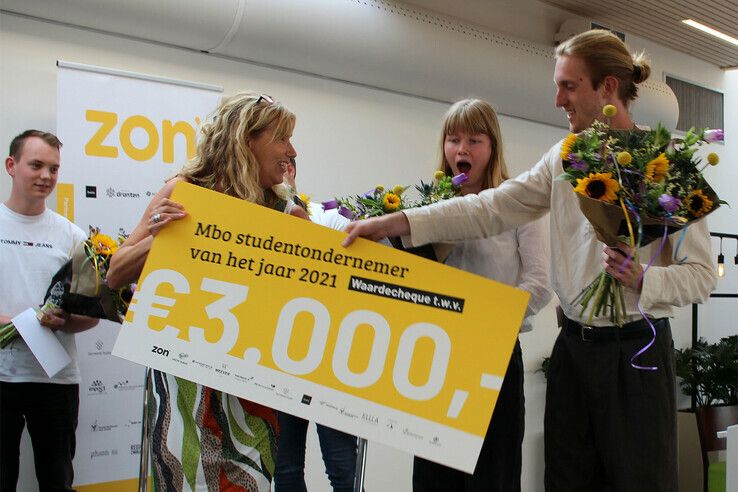 Annemarie Teeken overhandigt Mbo Studentondernemers van het jaar Thijmen Sterken en Teuntje van Leeuwen de cheque ter waarde van 3.000 euro.  - Foto: Kim Beerta
