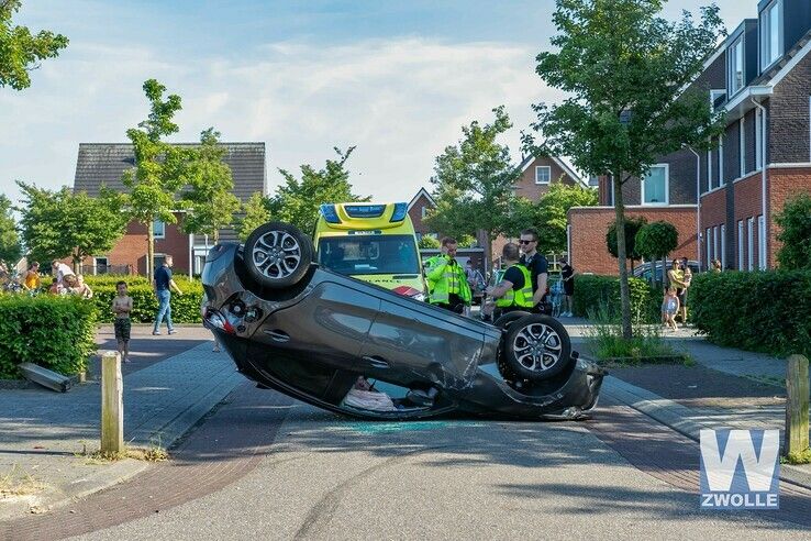 Zwolle – Auto slaat meerdere keren over de kop bij ongeval in Stadshagen - Foto: Arjen van der Zee