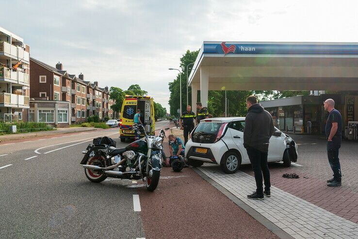 Motorrijder naar ziekenhuis na aanrijding op Hanekamp - Foto: Peter Denekamp