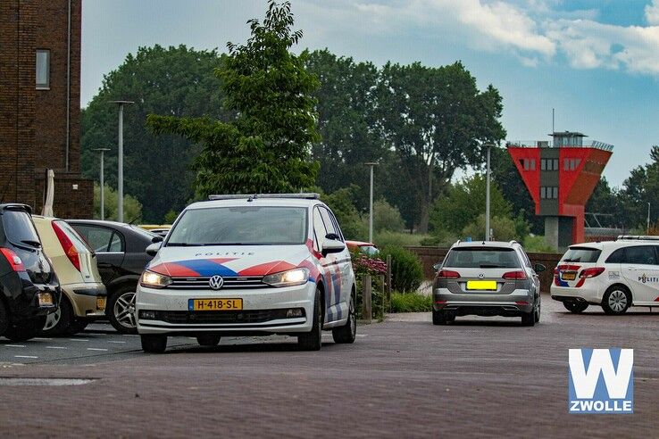 Interventieteam haalt persoon uit woning Stadshagen - Foto: Arjen van der Zee