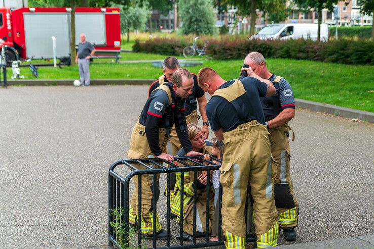 Brandweer bevrijdt peuter uit goaltje in Park de Wezenlanden - Foto: Peter Denekamp