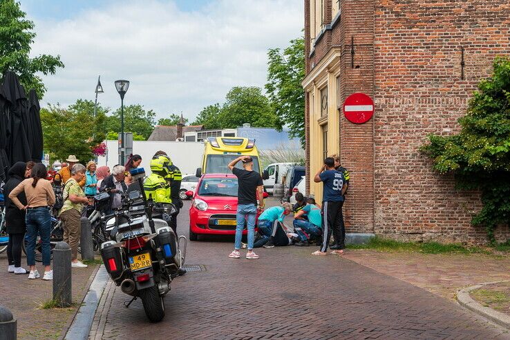 Scooterrijder aangereden door auto in Zwolse binnenstad - Foto: Peter Denekamp