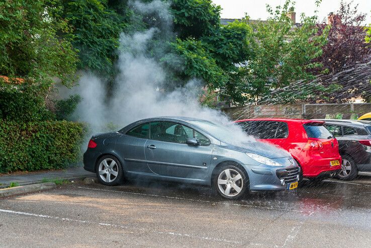 Supermarktmedewerkers voorkomen erger bij autobrand in Assendorp - Foto: Peter Denekamp