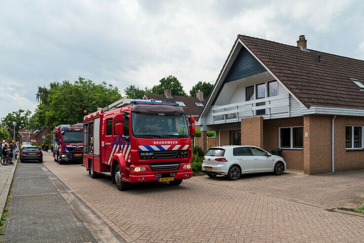 Dak van loods vliegt in brand in Zwolle-Zuid - Foto: Peter Denekamp