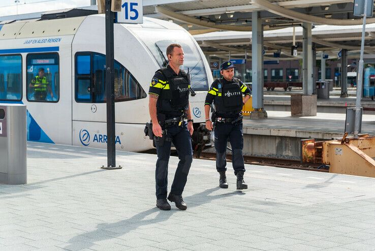 Massale inzet van politie op station Zwolle - Foto: Peter Denekamp