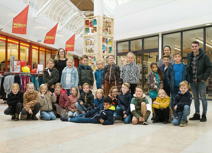 Leerlingen Aquamarijn groep 5 met leerkracht Bob Monsma, kunstenaressen Jacomijn Schellevis en Katja Kaduk - Foto: Tamara Raijer
