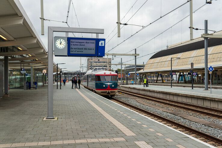 Kameel bezoekt treinstation in Zwolle - Foto: Peter Denekamp