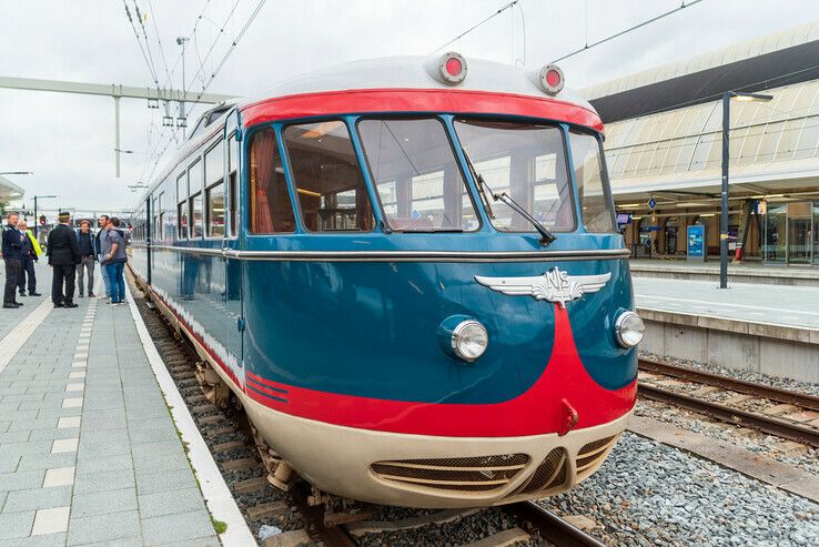 Kameel bezoekt treinstation in Zwolle - Foto: Peter Denekamp