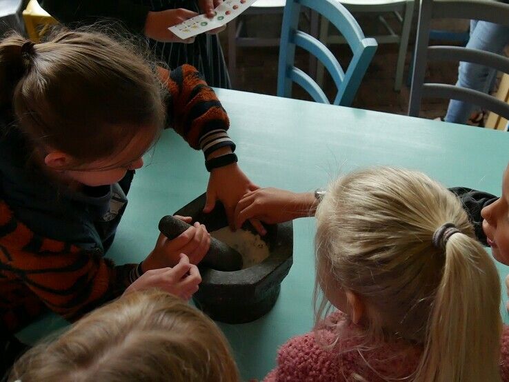 Kinderen maken ‘groene’ pannenkoeken tijdens beleeftheater in de Nooterhof - Foto: De Nooterhof