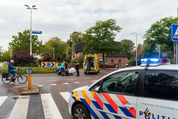 Spookrijdende fietser geschept op rotonde in Diezerpoort - Foto: Peter Denekamp