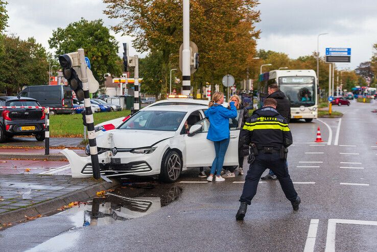 Verkeerschaos door ongeval op Nieuwe Veerallee - Foto: Peter Denekamp
