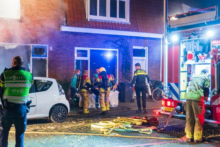 Brandweer redt man uit brandende woning in Zeeheldenbuurt - Foto: Peter Denekamp