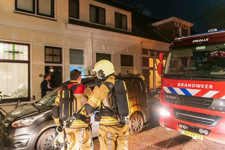 Open haard zet huis van buren vol rook in Assendorp - Foto: Peter Denekamp