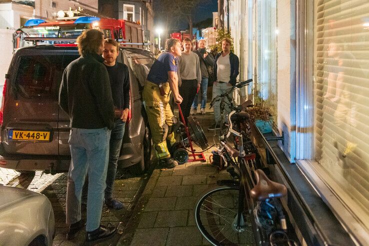 Open haard zet huis van buren vol rook in Assendorp - Foto: Peter Denekamp