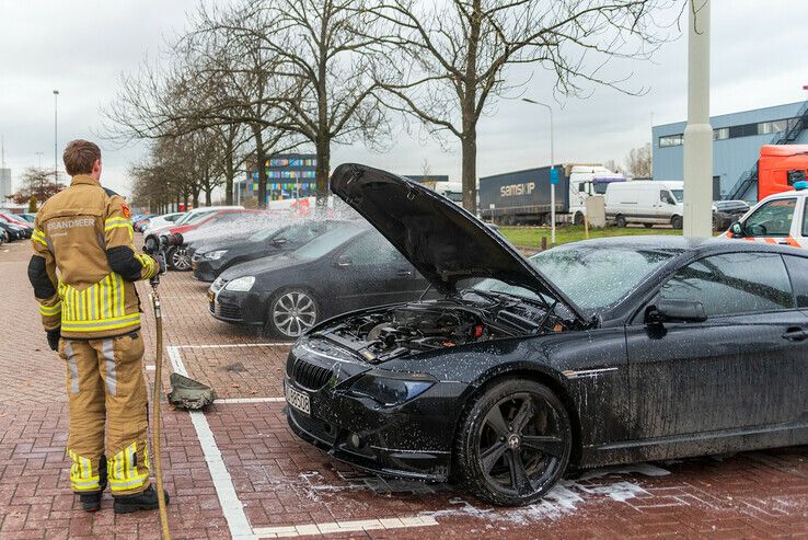 Auto vliegt in brand op parkeerplaats Scania - Foto: Peter Denekamp