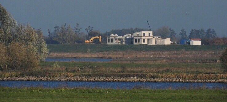 Gefronste wenkbrauwen over bouw landhuis op dijk in Westenholte - Foto: Wim Eikelboom