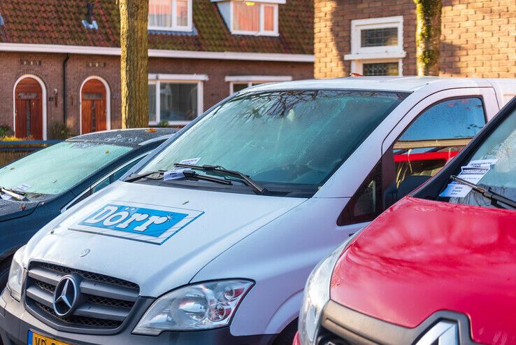 Onbekende actiegroep verspreidt flyers voor coronademonstratie in Zwolle - Foto: Peter Denekamp