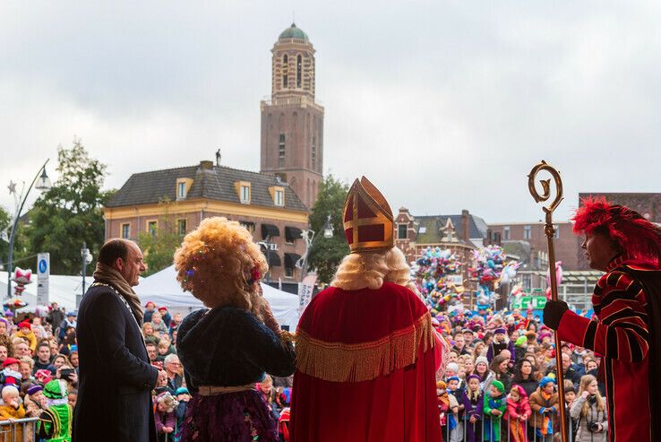 Sinterklaas met ‘Pakjesboot 12’ aangekomen in Zwolle - Foto: Peter Denekamp