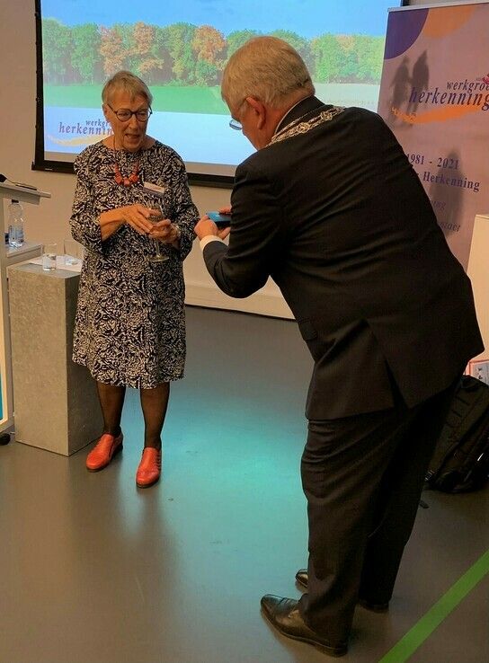 Zwollenaar Jeanne Diele ontvangt koninklijke onderscheiding van Haagse burgemeester - Foto: Gemeente Den Haag