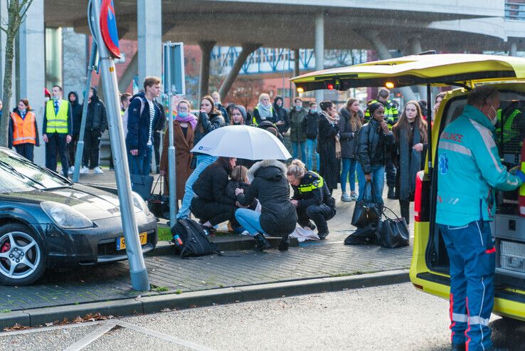 Stuntende automobilist schept groep studenten bij Deltion College, drie gewonden - Foto: Peter Denekamp