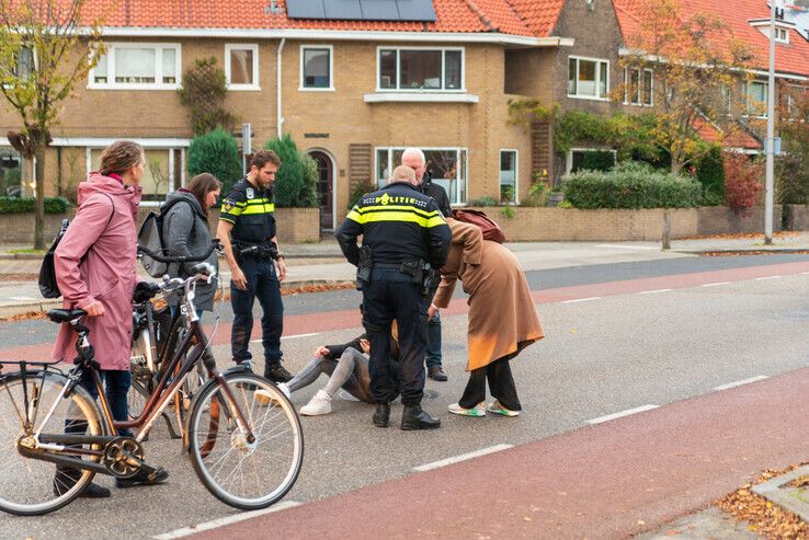 Fietsster botst met auto in Assendorp - Foto: Peter Denekamp
