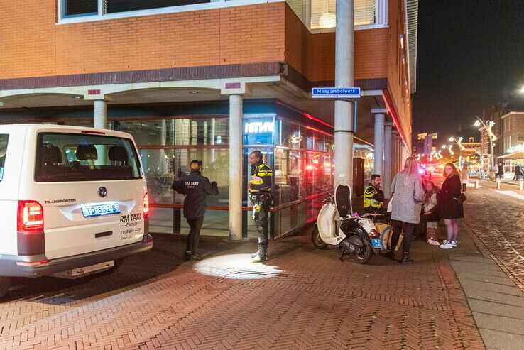 Scooterrijdster lichtgewond na botsing in binnenstad - Foto: Peter Denekamp