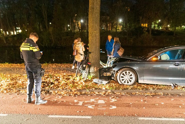 Auto knalt tegen boom op Burgemeester van Roijensingel - Foto: Peter Denekamp