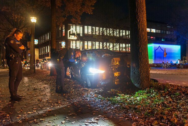 Auto knalt tegen boom op Burgemeester van Roijensingel - Foto: Peter Denekamp